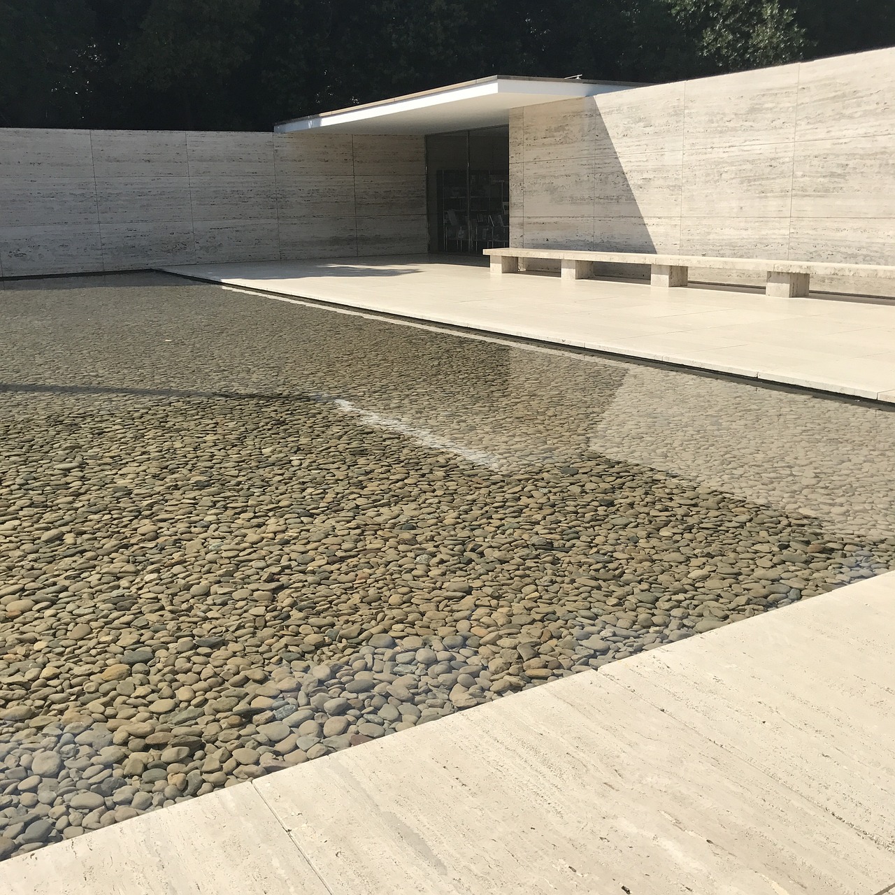 岩棉生产材料引领现代建筑和工业领域革新